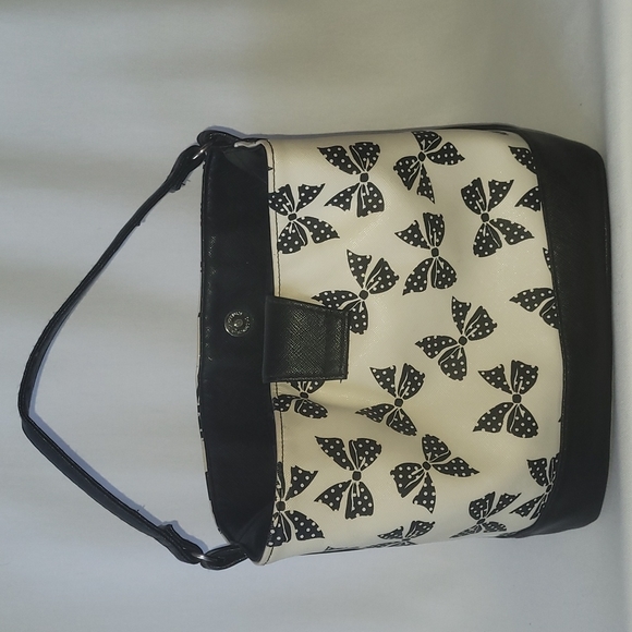 Off white & Black magnetic bow closure bag - Picture 2 of 8